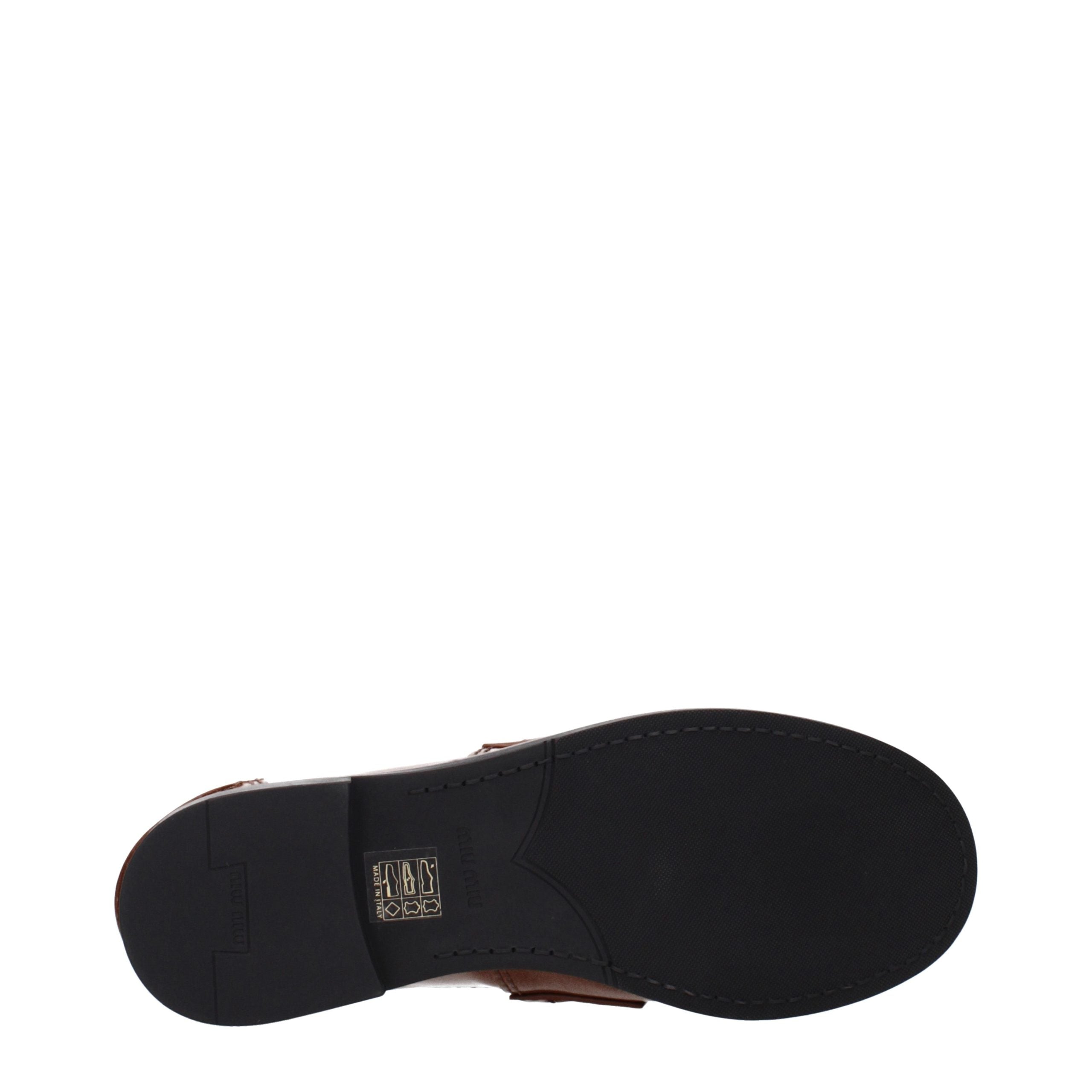 Miu Miu – Loafers en cuir marron avec logo frontal