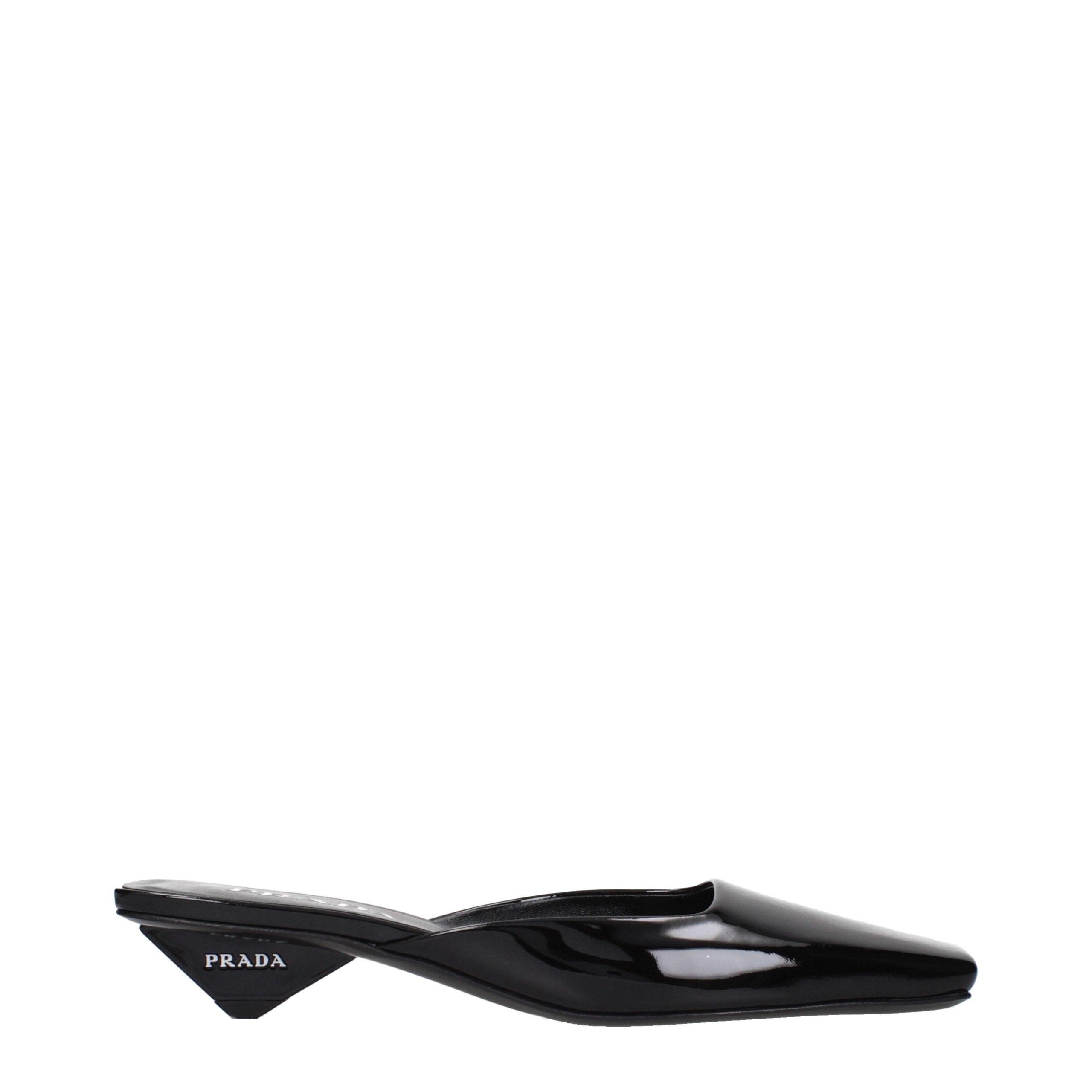 Prada – Sandales en cuir verni noir avec logo latéral