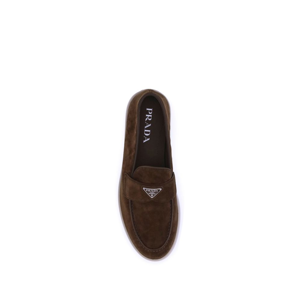 Prada – Loafers en suède avec plaque triangulaire