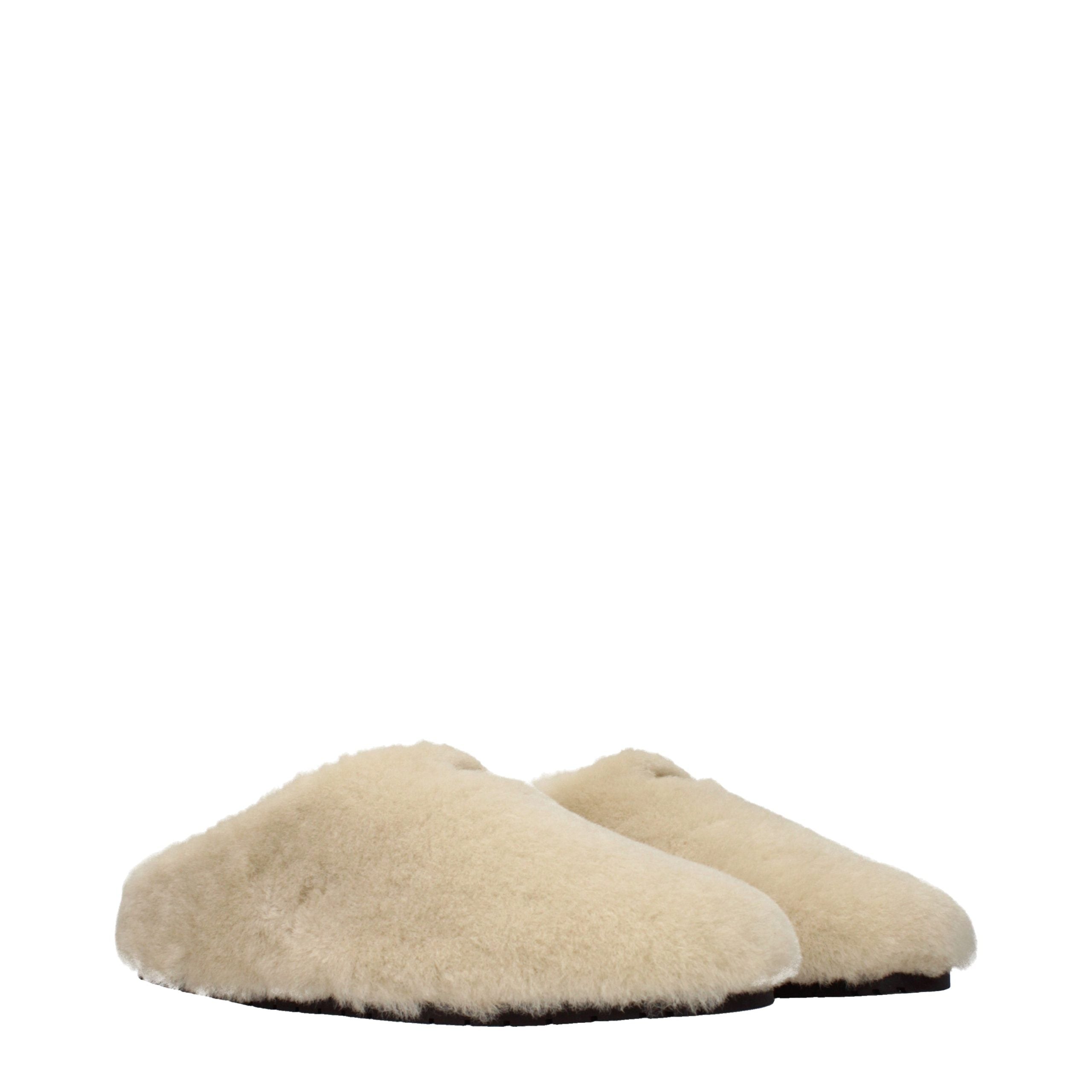 Prada – Slippers en fourrure beige avec logo frontal