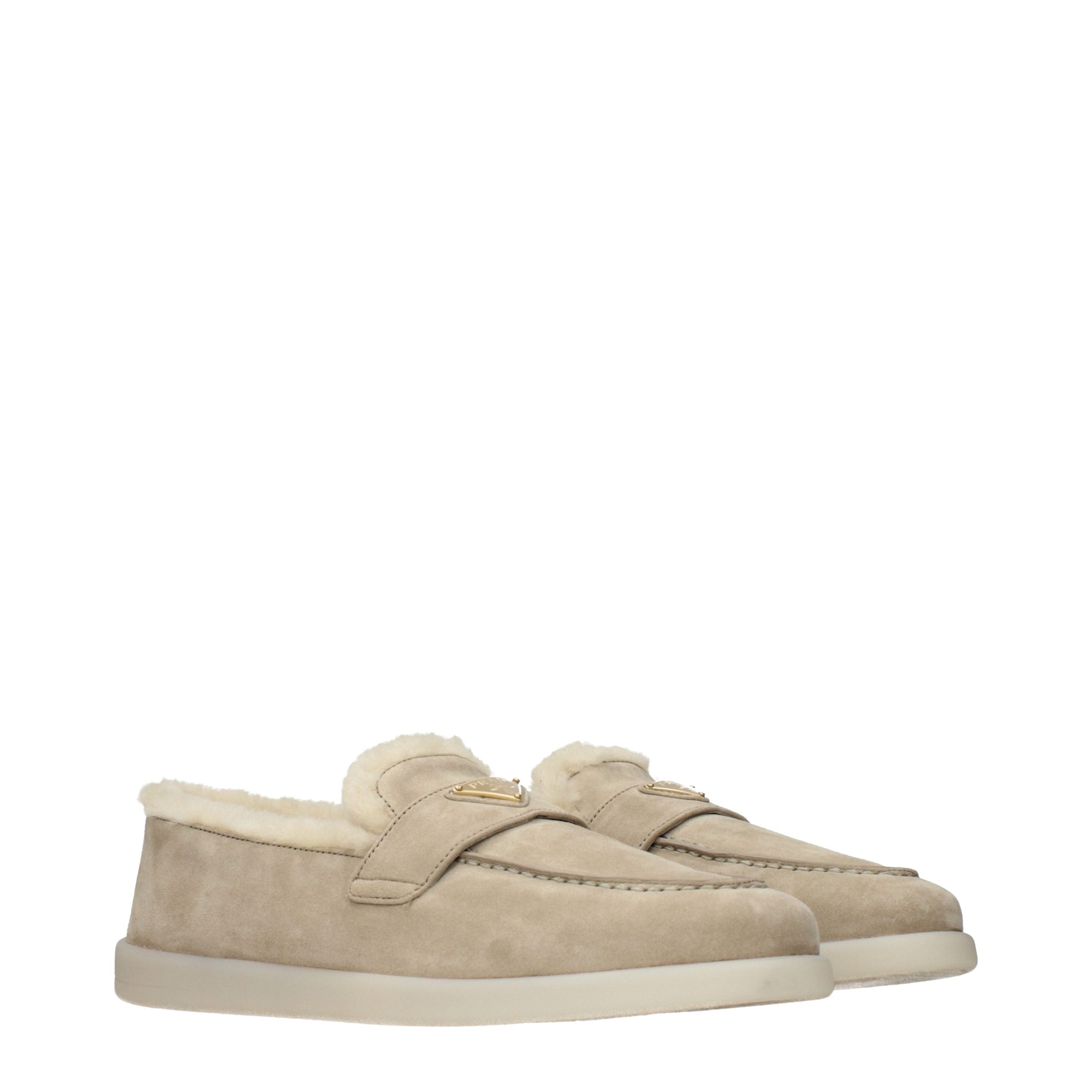 Prada – Loafers en suède beige doublés de fourrure