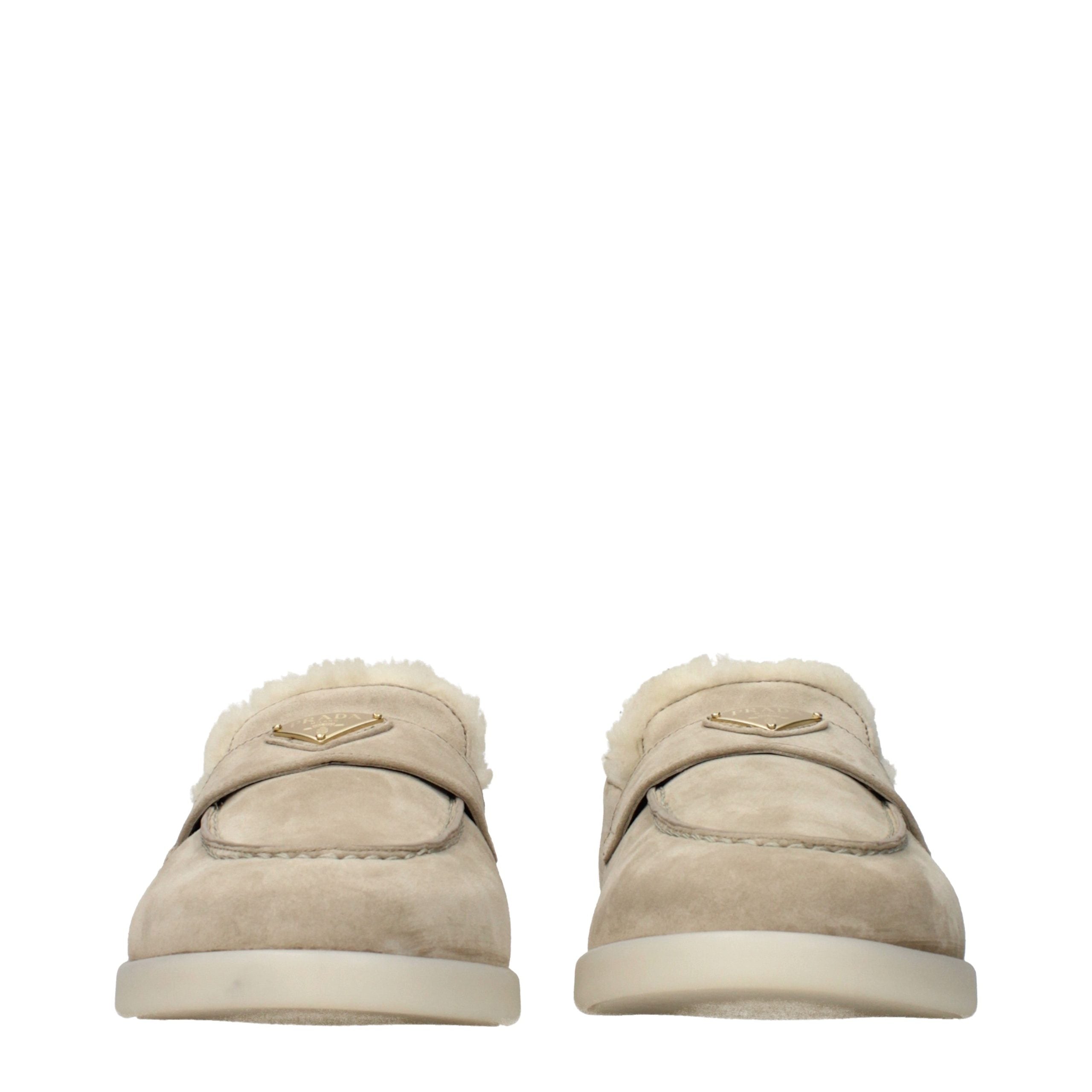 Prada – Loafers en suède beige doublés de fourrure