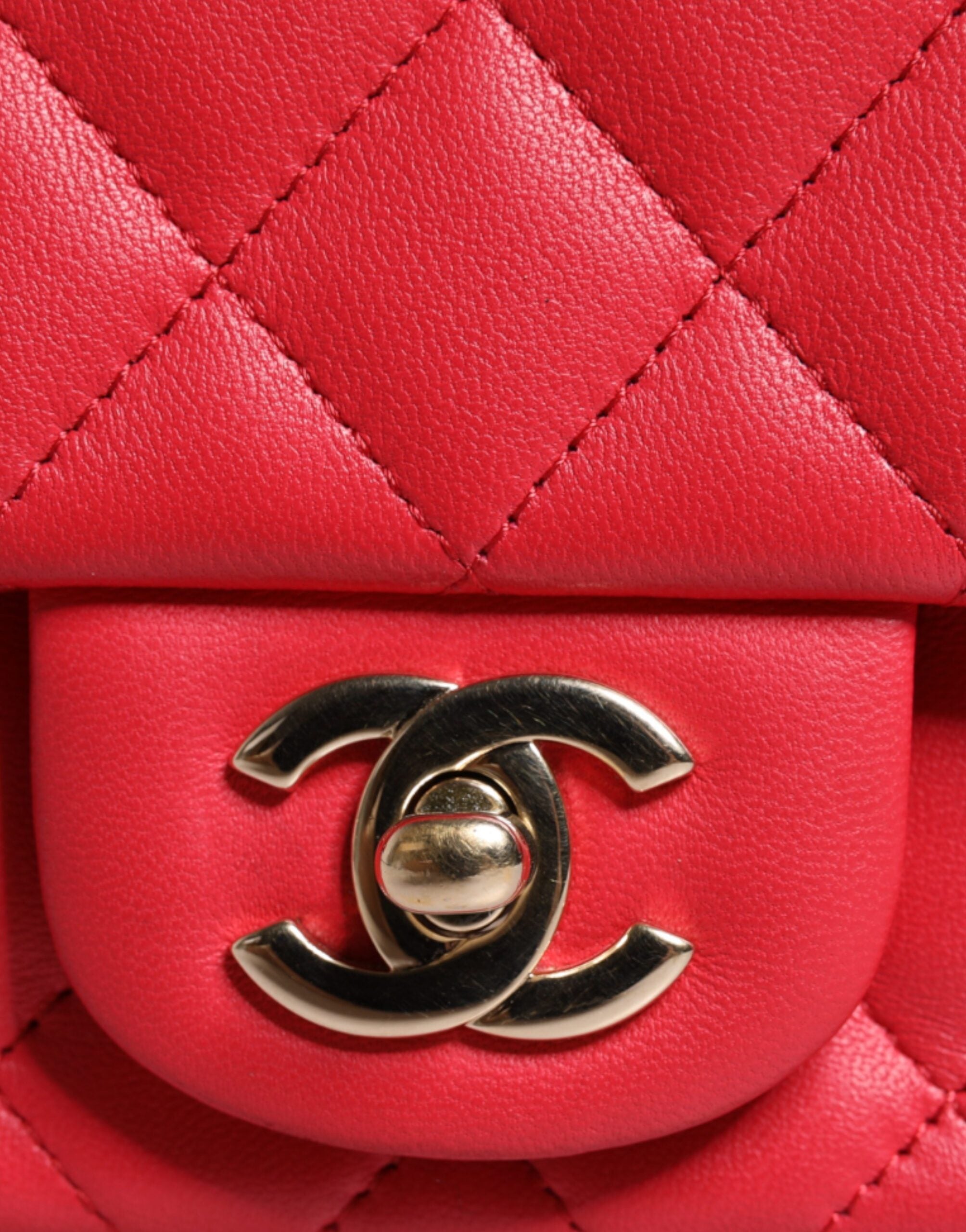 Chanel — Mini sac matelassé rose en cuir d’agneau avec chaîne dorée